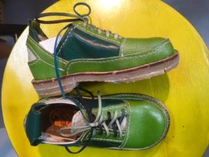 孫の緑の靴作り。1か月で完成。ちっちゃくてかわいい