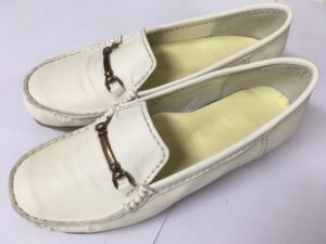 白いモカシン風デッキシューズ、娘さんへの２足目。みつえさんの靴作り